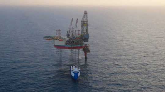 Na snímke ropná plošina uprostred mora