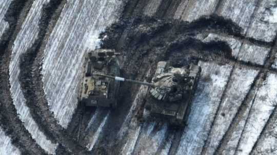 Na snímke zničené tanky v poli.