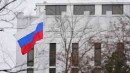 ruská ambasáda vo washingtone. ruská vlajka veje vo vetre