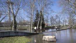 Sad Janka Kráľa a jeho okolie v nedeľu 12. marca zaplavila voda.