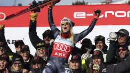 merická lyžiarka Mikaela Shiffrinová reaguje po triumfe v slalome Svetového pohára v alpskom lyžovaní vo švédskom Are.