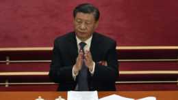 Čínsky prezident Si Ťin-pching tlieska počas plenárneho zasadnutia Čínskeho národného ľudového kongresu (NPC) v Pekingu.