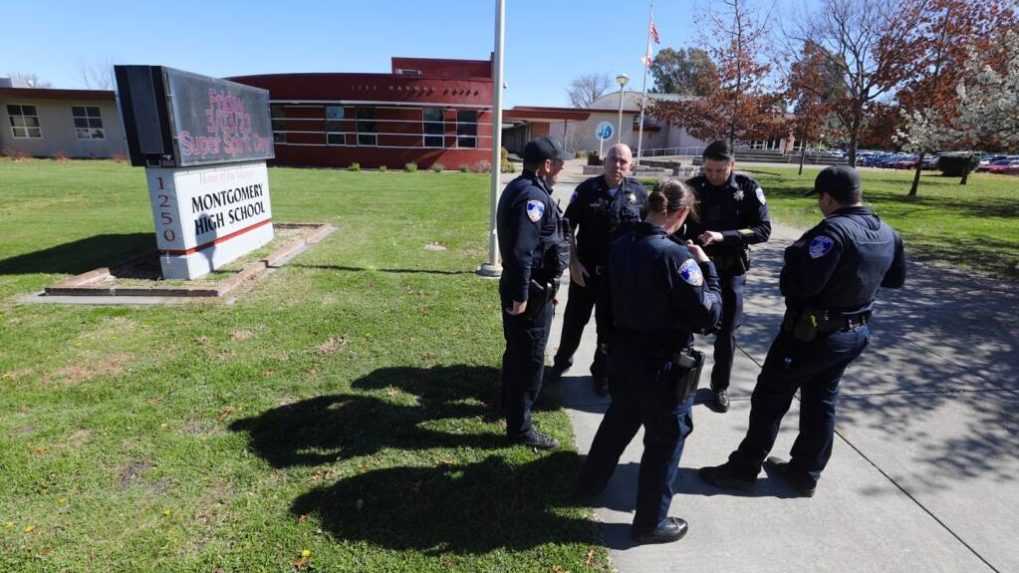 Útočník v škole v Kalifornii pobodal dvoch študentov, jeden zomrel