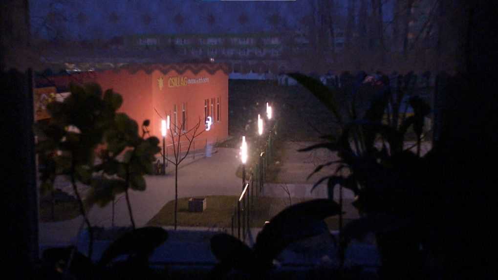 Svetelného smogu neustále pribúda. Osvetlenie škôlky v Komárne ruší obyvateľov sídliska