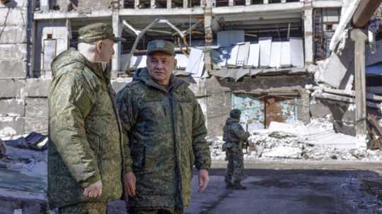 Na snímke druhý zľava ruský minister obrany Sergej Šojgu sa rozpráva s dôstojníkom, ktorý velí skupine ruských jednotiek Vostok na nezverejnenom mieste špeciálnej vojenskej operácie na Ukrajine.