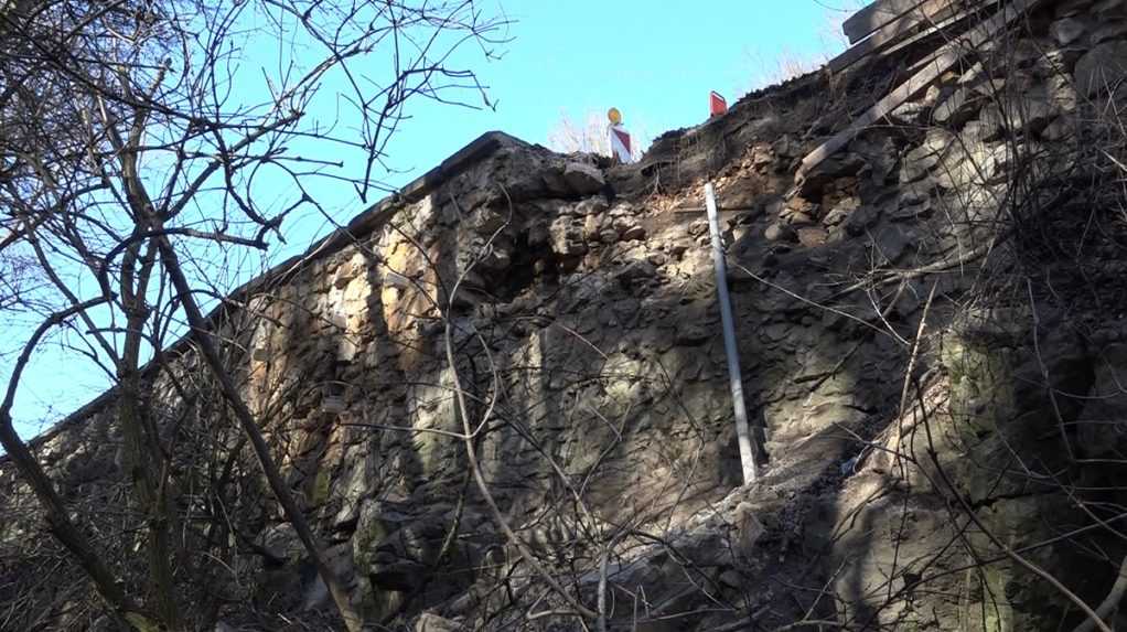 Na horskom priechode Soroška sa rozpadáva oporný múr. Jeho uzavretie by výrazne skomplikovalo dopravu