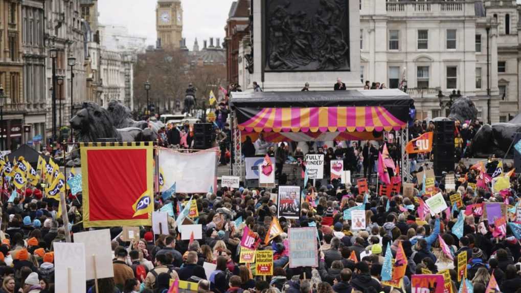 Státisíce zamestnancov v Spojenom kráľovstve vstúpili do štrajku