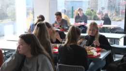 Na snímke študenti jedia v univerzitnej jedálni.