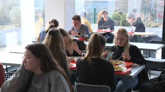 Na snímke študenti jedia v univerzitnej jedálni.