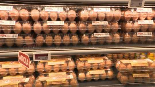 Na ilustračnej snímke vajcia v chladiacom boxe v potravinách.