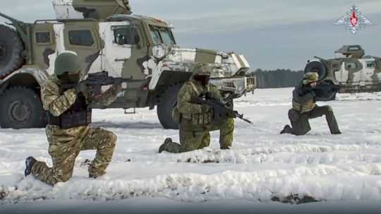 Ruskí vojaci počas vojenského cvičenia na nešpecifikovanom mieste v Bielorusku.