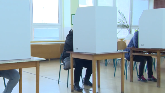 Na ilustračnej snímke ľudia hlasujúcich počas volieb.