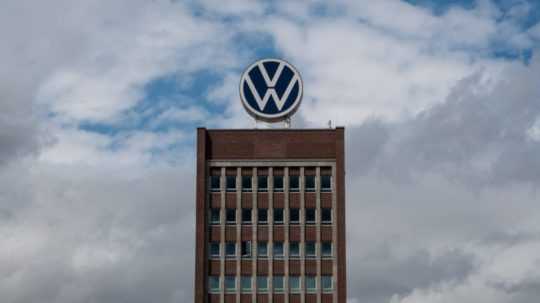 logo Volkswagenu na budove v Nemecku