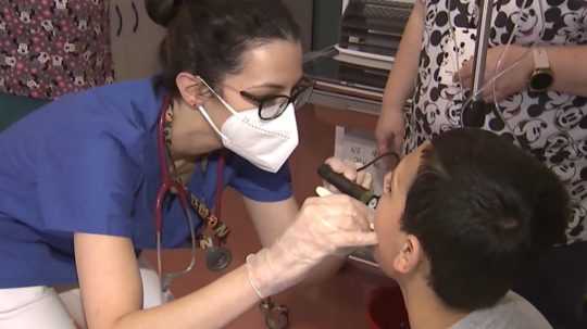 doktorka vyšetruje detského pacienta