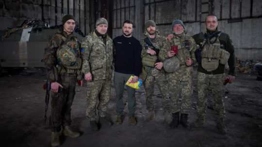 Ukrajinský prezident Volodymyr Zelenskyj s vojakmi neďaleko Bachmutu.