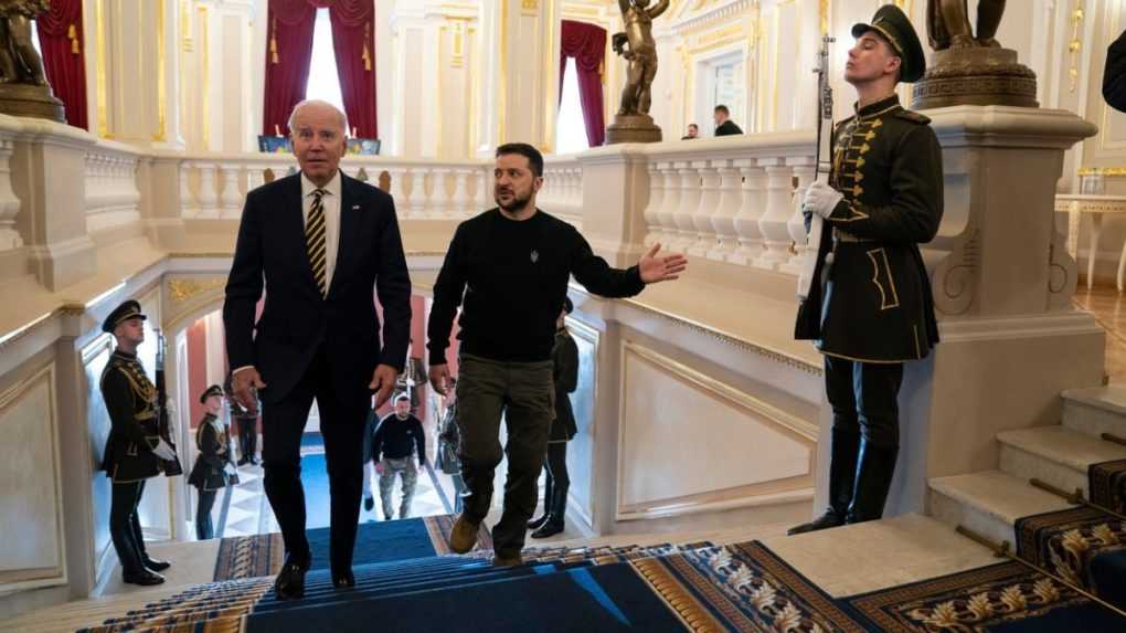 Na snímke v popredí americký prezident Joe Biden a ukrajinský prezident Volodymyr Zelenskyj. V pozadí (v strede) šéf Zelenského ochranky Maksym Donec, ktorého na sociálnych sieťach nepravdivo označovali ako prezidentovho dvojníka.