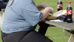 Na archívnej snímke zo 17. októbra 2007 obézna žena obeduje v Londýne.
