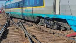 Na snímke zachytené vykoľajenie vlaku v Žiline