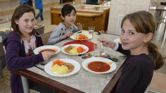 Na snímke žiaci obedujú v školskej jedálni.
