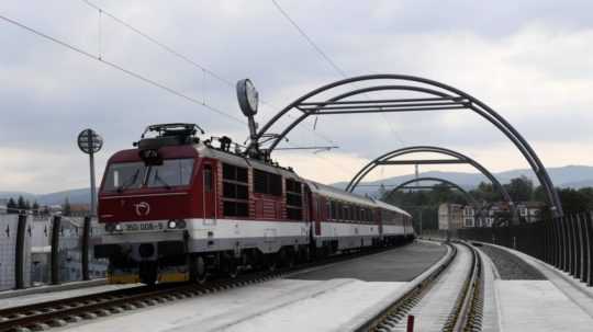 Na snímke je vlak na trati pri Trenčíne.