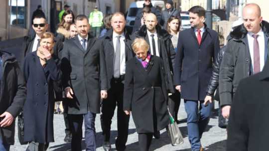Na snímke zľava dočasne poverený predseda vlády SR Eduard Heger a uprostred primátorka Banskej Štiavnice Nadežda Babiaková.