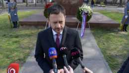 Na snímke dočasný predseda vlády SR Eduard Heger dáva krátke vyhlásenie novinárom po pietnom akte kladenia vencov k pamätníku na Námestí Eugena Suchoňa pri príležitosti 78. výročia oslobodenia Bratislavy v utorok 4. apríla 2023.