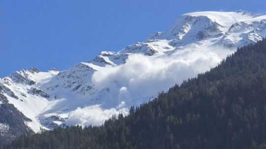 Lavína padá na ľadovci Armancette neďaleko talianskych hraníc a Mont Blancu na juhovýchode Francúzska.