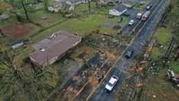Domy po tom, čo tornádo spôsobilo rozsiahle škody v americkom štáte Arkansas.