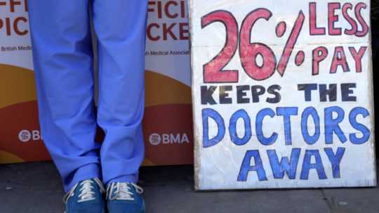 Začínajúci lekári stoja pred Nemocnicou sv. Tomáša v Londýne 11. apríla 2023.