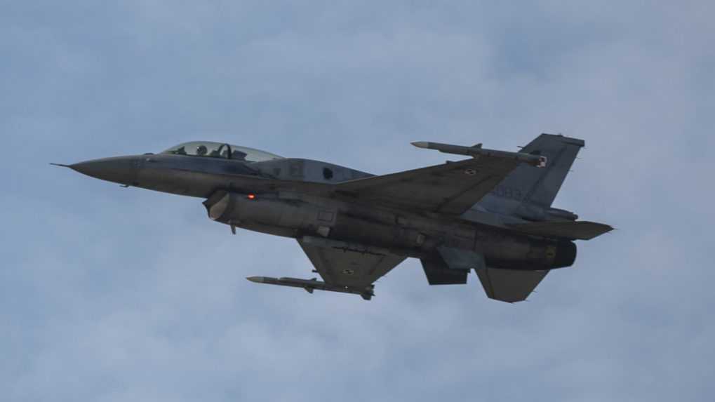 Výcvik pilotov stíhačiek F-16 sa už začal, povedal ukrajinský minister obrany Reznikov