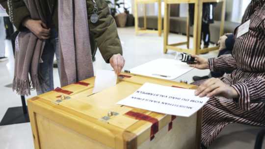 Volič vkladá hlasovací lístok do volebnej schránky počas parlamentných volieb vo fínskych Helsinkách.