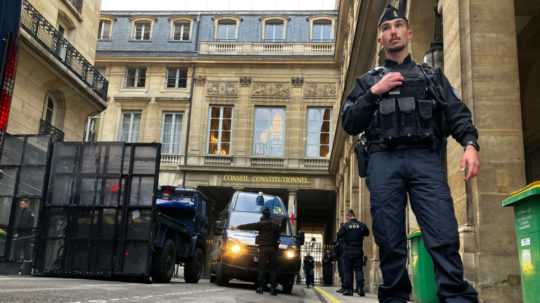 Policajné zložky postavili v Paríži barikádu pred Ústavnou radou.