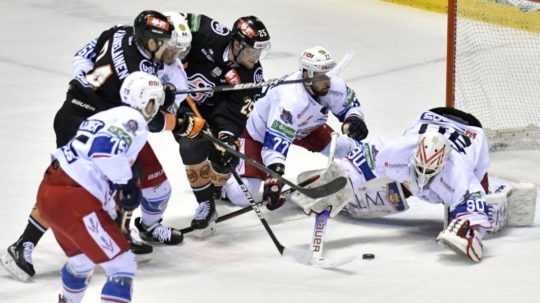 Na snímke sú hokejisti počas zápasu HC Košice a HKM Zvolen.