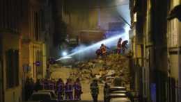Hasiči zasahujú po zrútení päťpodlažného bytového domu v centre francúzskeho mesta Marseille.