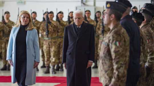Na pozvanie prezidentky SR Zuzany Čaputovej (vľavo) pricestoval na dvojdňovú oficiálnu návštevu Slovenska taliansky prezident Sergio Mattarella (uprostred).
