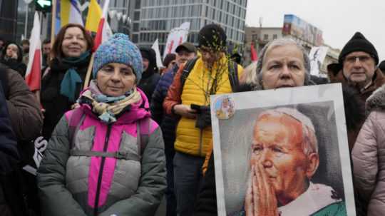 Na snímke pochod prívržencov zosnulého pápeža Jána Pavla II. vo Varšave.