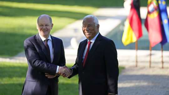 Na snímke zľava nemecký kancelár Olaf Scholz a portugalský premiér Antonio Costa.