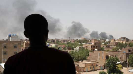 Briti evakuovali svojich diplomatov zo Sudánu. Česko, Francúzsko a ďalší na tom pracujú