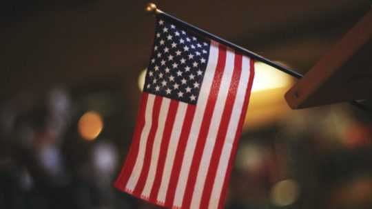 Ilustračná snímka americkej vlajky.