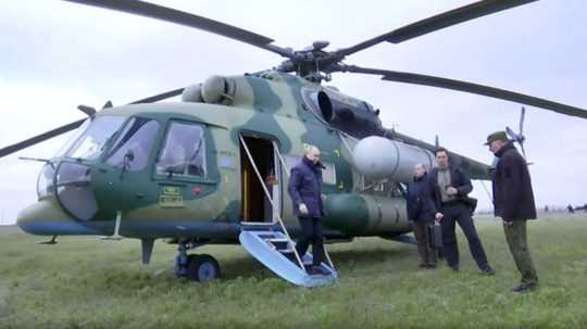 Na videosnímke ruský prezident Vladimir Putin vystupuje z vrtuľníka.