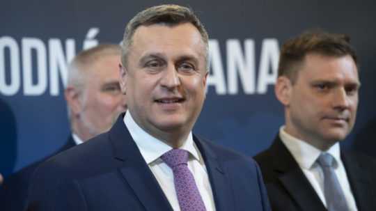 Na snímke vľavo predseda strany SNS Andrej Danko a vpravo predseda strany Život - Národná strana Tomáš Taraba.