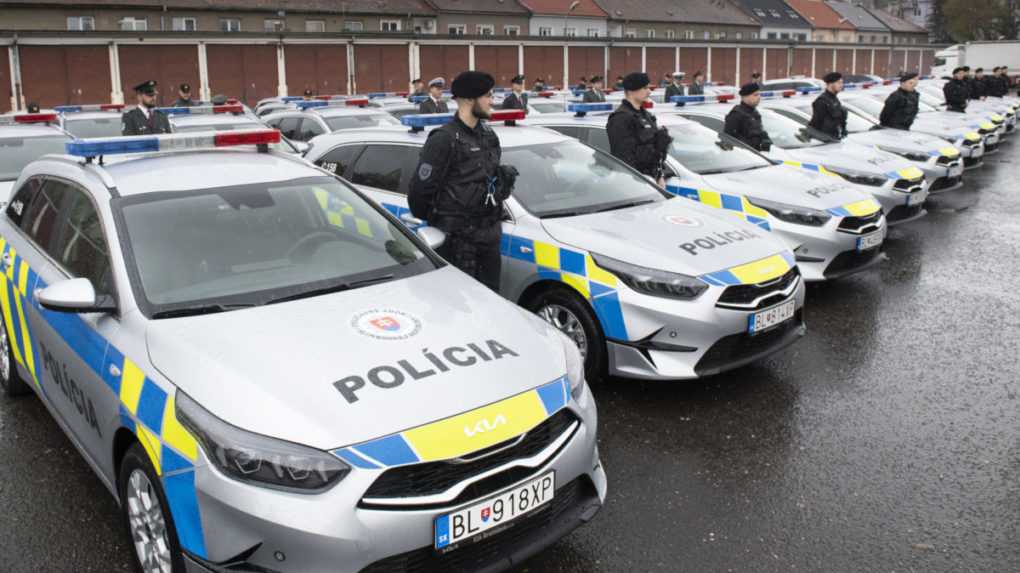 Minister vnútra odovzdal prvých 37 áut v novom dizajne, väčšina pôjde policajtom