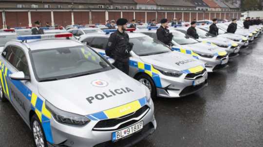 Na snímke policajti stoja pri autách s novým dizajnom
