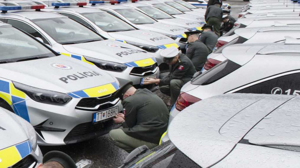 Minister vnútra odovzdal prvých 37 áut v novom dizajne, väčšina pôjde policajtom
