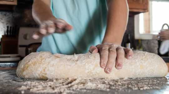 Na snímke osoba pripravuje chlieb.