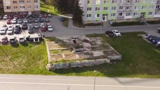 Pohľad na základy zbúranej bytovky v Prešove.