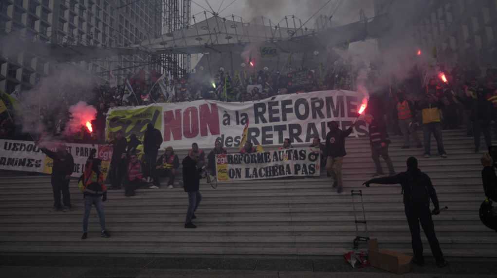Demonštranti proti dôchodkovej reforme vtrhli do budovy Euronextu v parížskej obchodnej štvrti
