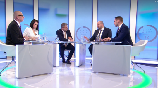 Zľava poslanec Miroslav Kollár, Jana Bittó Cigániková, Peter Pčolinský a György Gyimesi v diskusnej relácii RTVS O 5 minút 12.