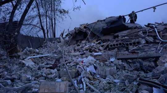 Zničená budova na Ukrajine.