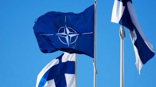 Na snímke vlajky NATO a Fínska